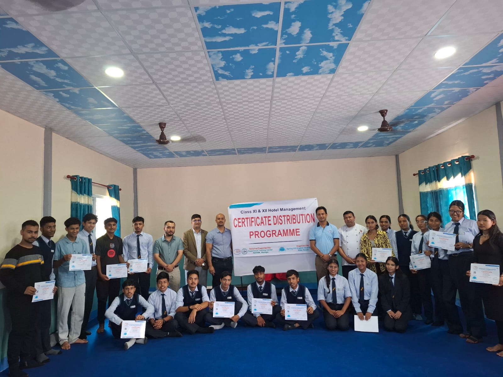 स्प्रिङ हिल ईङ्लिस स्कुलले हाेटल म्यानेजमेन्ट काे प्रमाणपत्र वितरण गर्याे ।